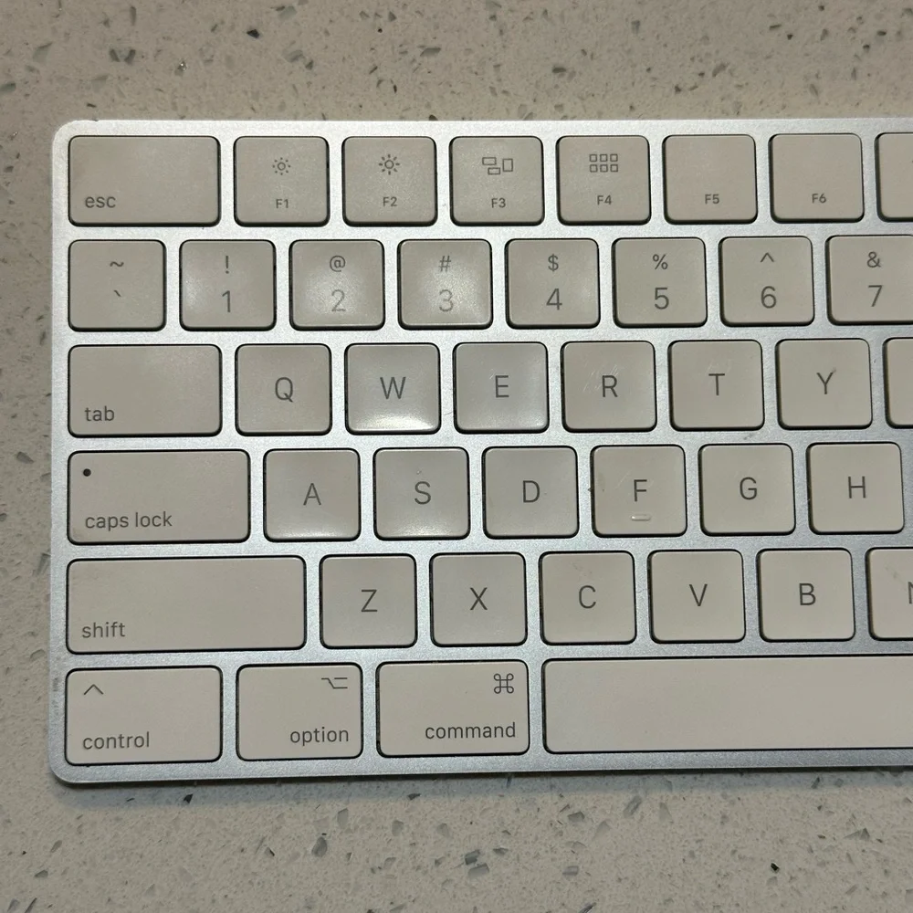 Apple Magic Keyboard with Numeric Keypad - US English / doesn’t hold charge